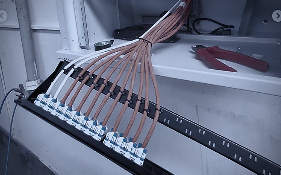 Tezgâh üzerinde keystone jack'leri takılmış patch panel ve renk kodlu kablo demeti