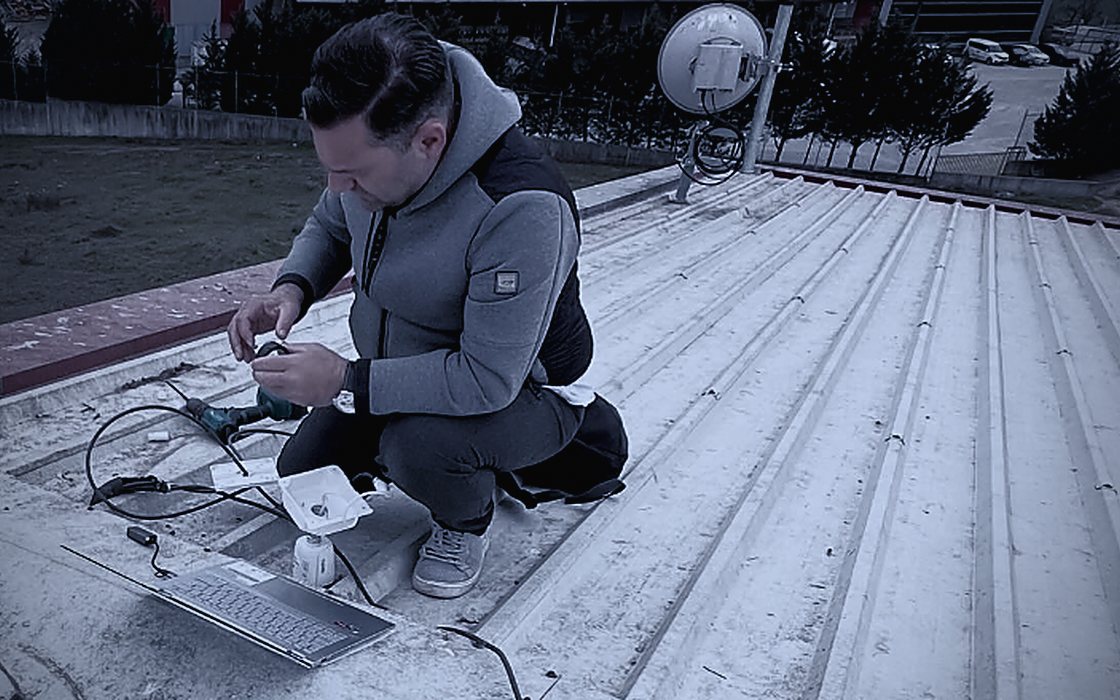Sanayi tesisi çatısında 5 GHz radyolink anteninin dizüstü bilgisayarla devreye alınması